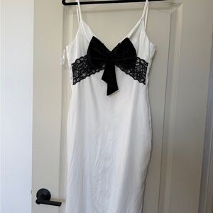 ELEGANT WHITE SATIN STRAPPY MAXI DRESS WITH VELVET BOW